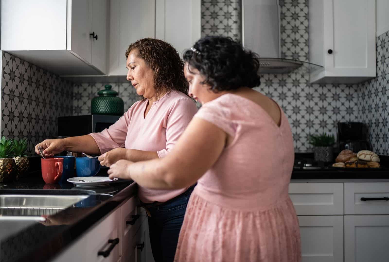 אמא מחבקת את בתה עם מוגבלות שכלית התפתחותית ומספקת תמיכה יומיומית בבית.