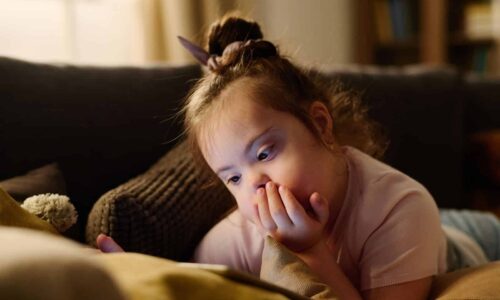 ילדה עם תסמונת דאון – תמונה לפוסט על קצבת ילד נכה.