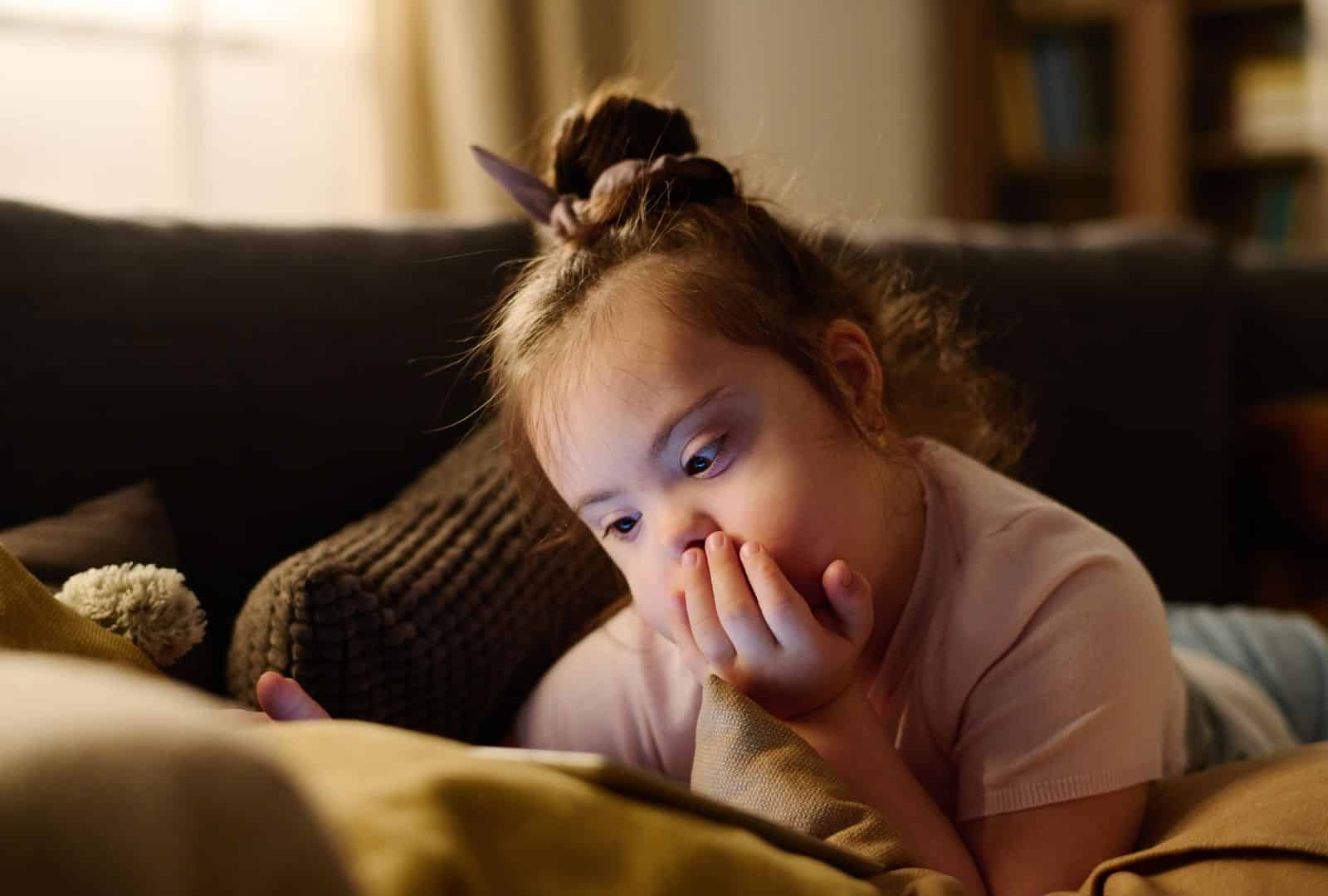 ילדה עם תסמונת דאון – תמונה לפוסט על קצבת ילד נכה.